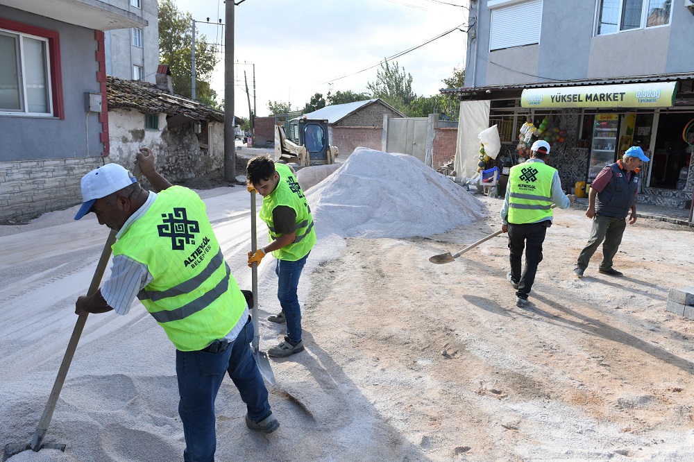 6 -	ALTIEYLÜL BELEDİYESİ PARKE TAŞI DÖŞEME ÇALIŞMALARINI SÜRDÜRÜYOR