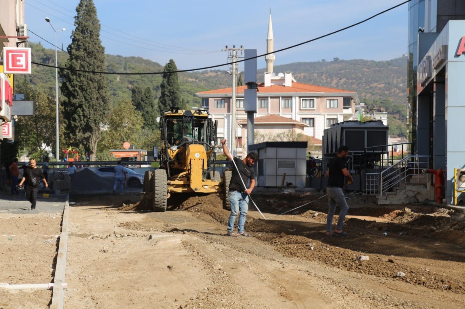 1875173785Edremitte-yol-seferberligi-2025-Hedefi-500-bin-metrekare-2 Edremit’te yol seferberliği: 2025 hedefi 500 bin metrekare