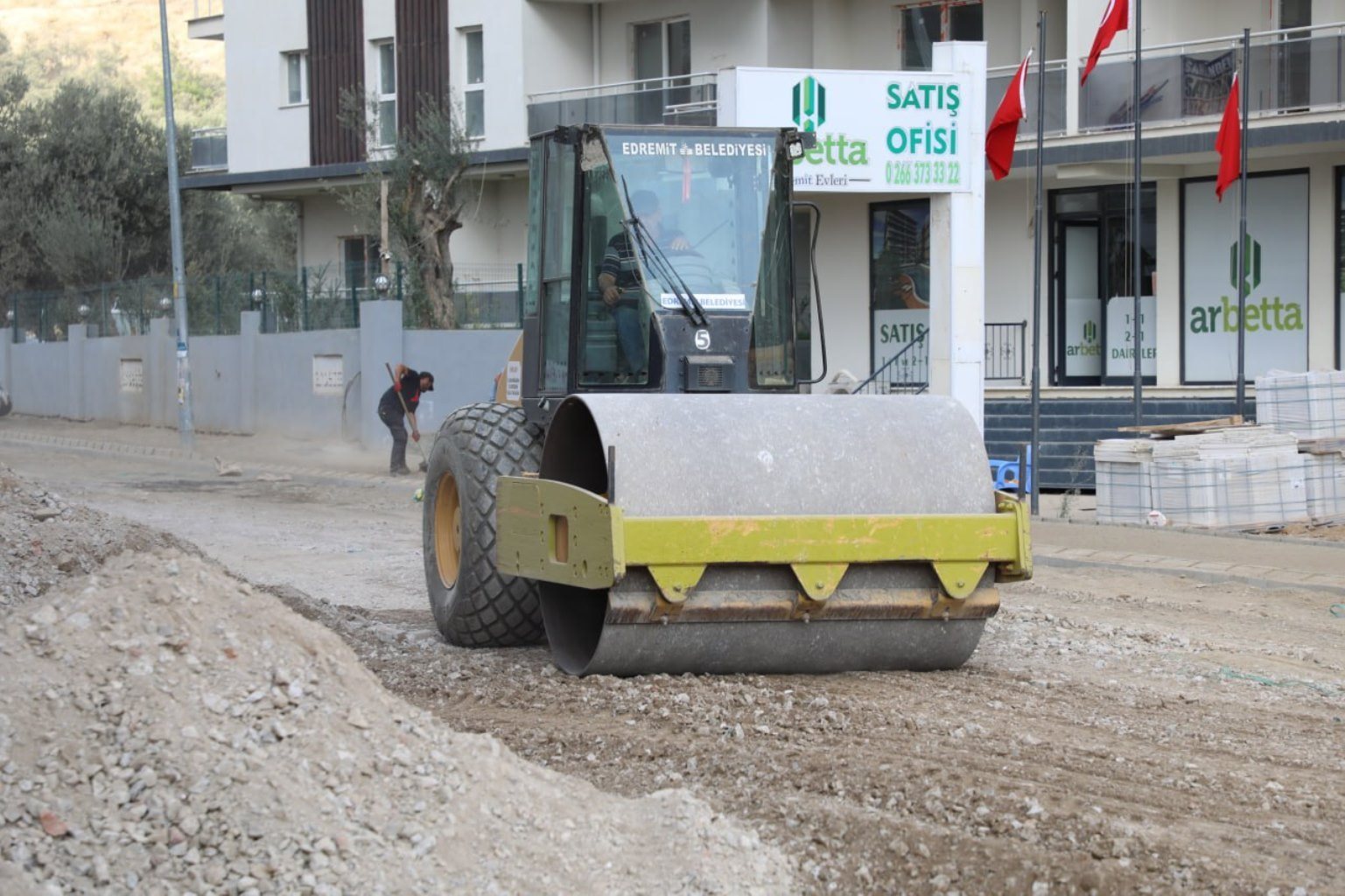 Edremitte-yol-seferberligi-2025-Hedefi-500-bin-metrekare-1 Edremit’te yol seferberliği: 2025 hedefi 500 bin metrekare