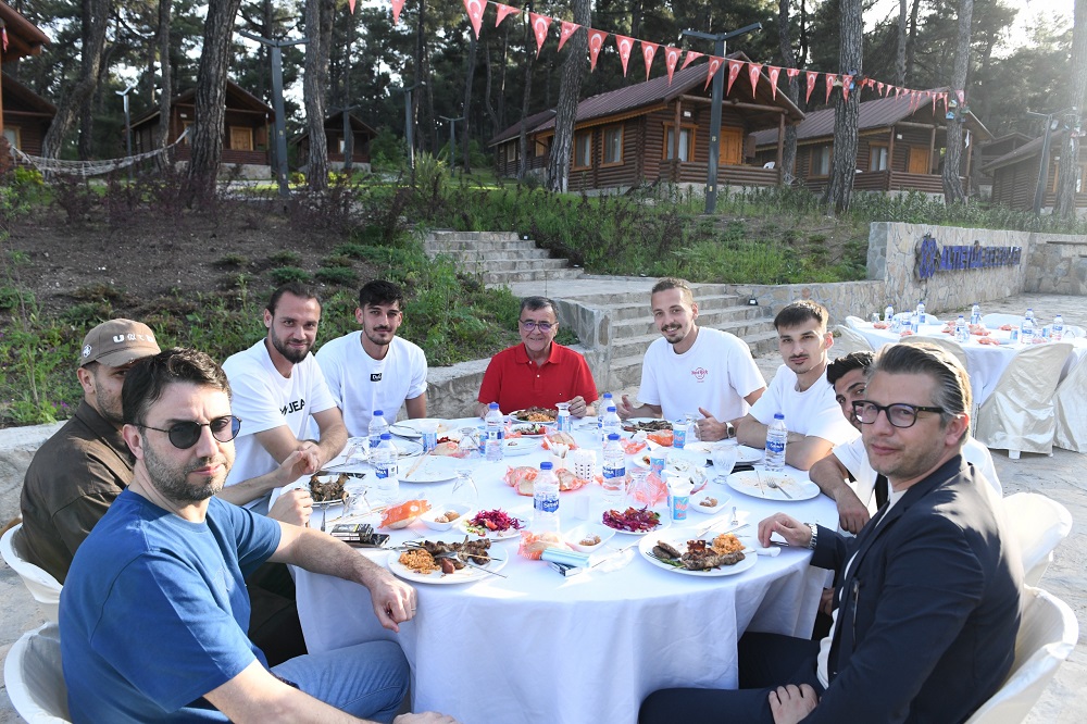 1-2 ALTIEYLÜL’DEN BAL-KES’E TAM DESTEK