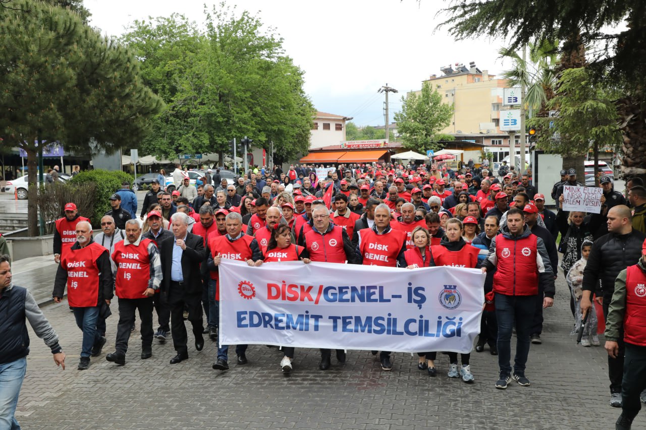 EDREMITTE-1-MAYIS-COSKUYLA-KUTLANDI-10 EDREMİT'TE 1 MAYIS COŞKUYLA KUTLANDI