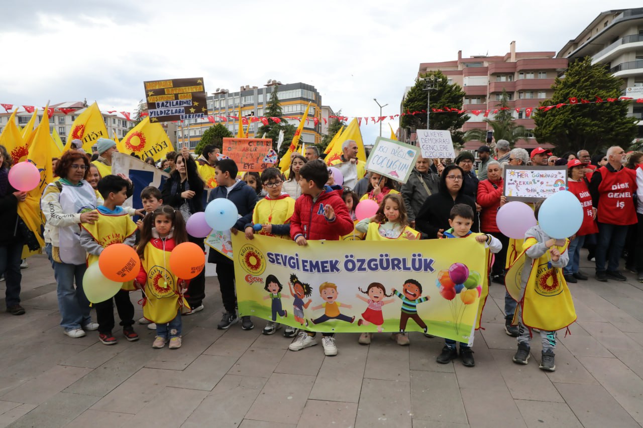 EDREMITTE-1-MAYIS-COSKUYLA-KUTLANDI-12 EDREMİT'TE 1 MAYIS COŞKUYLA KUTLANDI
