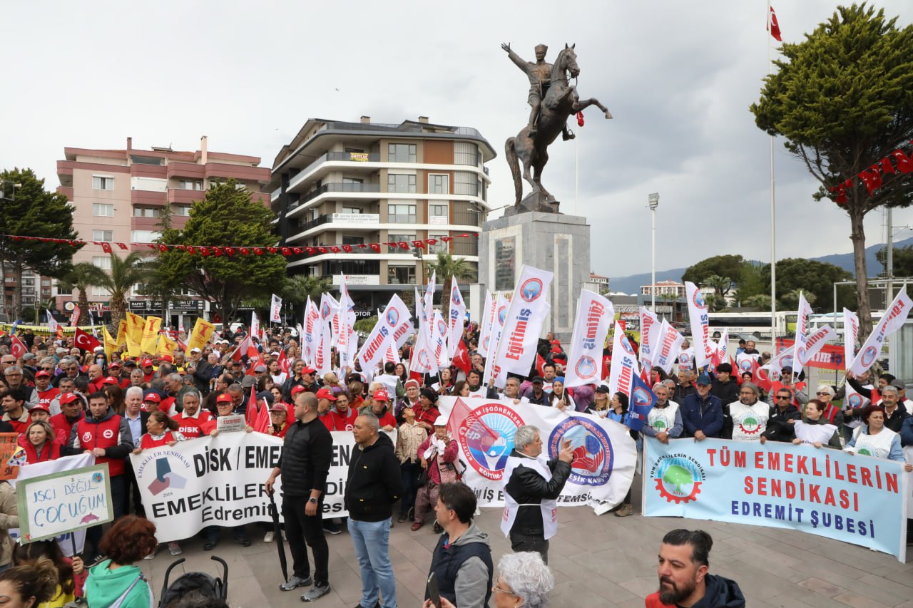 EDREMİT’TE 1 MAYIS COŞKUYLA KUTLANDI