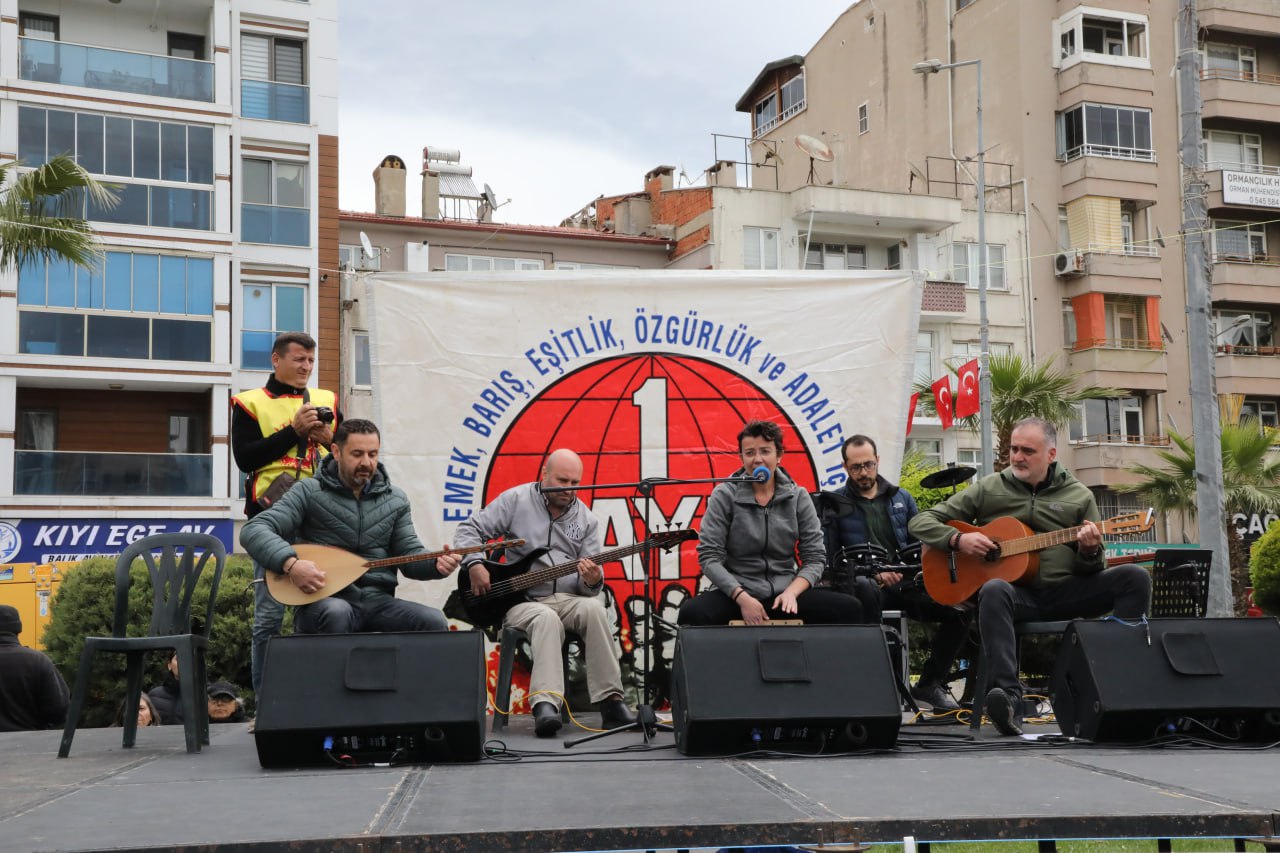 EDREMITTE-1-MAYIS-COSKUYLA-KUTLANDI-16 EDREMİT'TE 1 MAYIS COŞKUYLA KUTLANDI