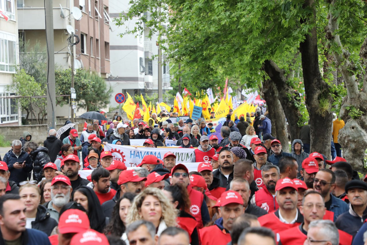 EDREMITTE-1-MAYIS-COSKUYLA-KUTLANDI-2 EDREMİT'TE 1 MAYIS COŞKUYLA KUTLANDI