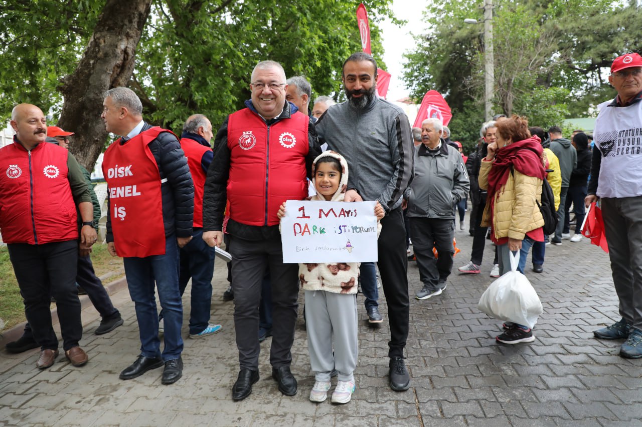 EDREMITTE-1-MAYIS-COSKUYLA-KUTLANDI-5 EDREMİT'TE 1 MAYIS COŞKUYLA KUTLANDI