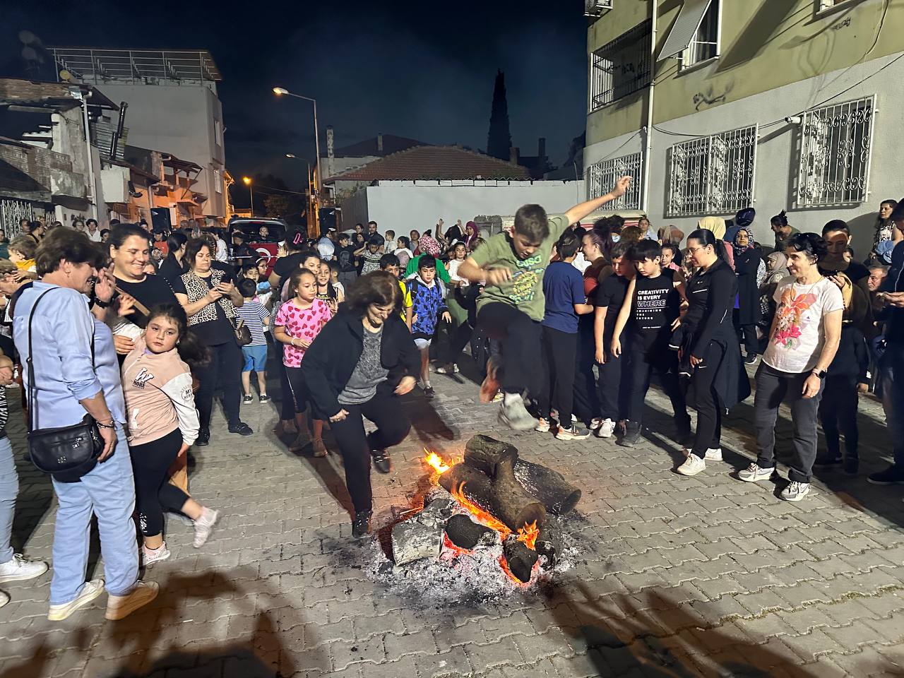 EDREMITTEHIDRELLEZ-SENLIGI-COSKUSU-YASANDI-13 EDREMİT’TE HIDRELLEZ ŞENLİĞİ COŞKUSU YAŞANDI