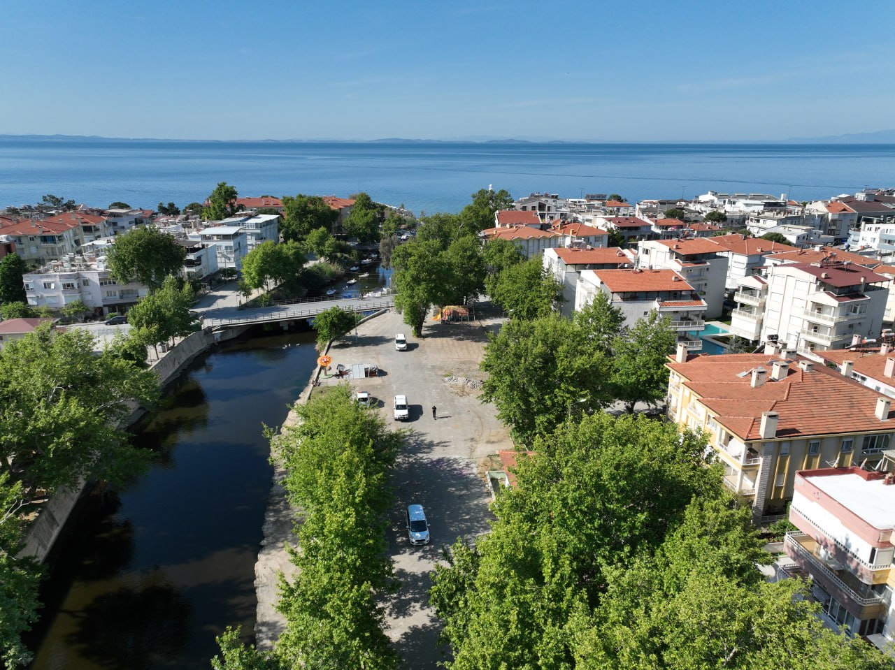 EDREMITTEISKELE-MAHALLESINDE-CEVRE-DUZENLEMESI-YAPILIYOR-1 EDREMİT’TE İSKELE MAHALLESİ’NDE ÇEVRE DÜZENLEMESİ YAPILIYOR