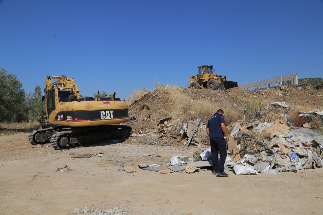 photo_2025-07-24_14-14-52 EDREMİT BELEDİYESİ’NDEN ALTINOLUK’TA TEMİZLİK SEFERBERLİĞİ