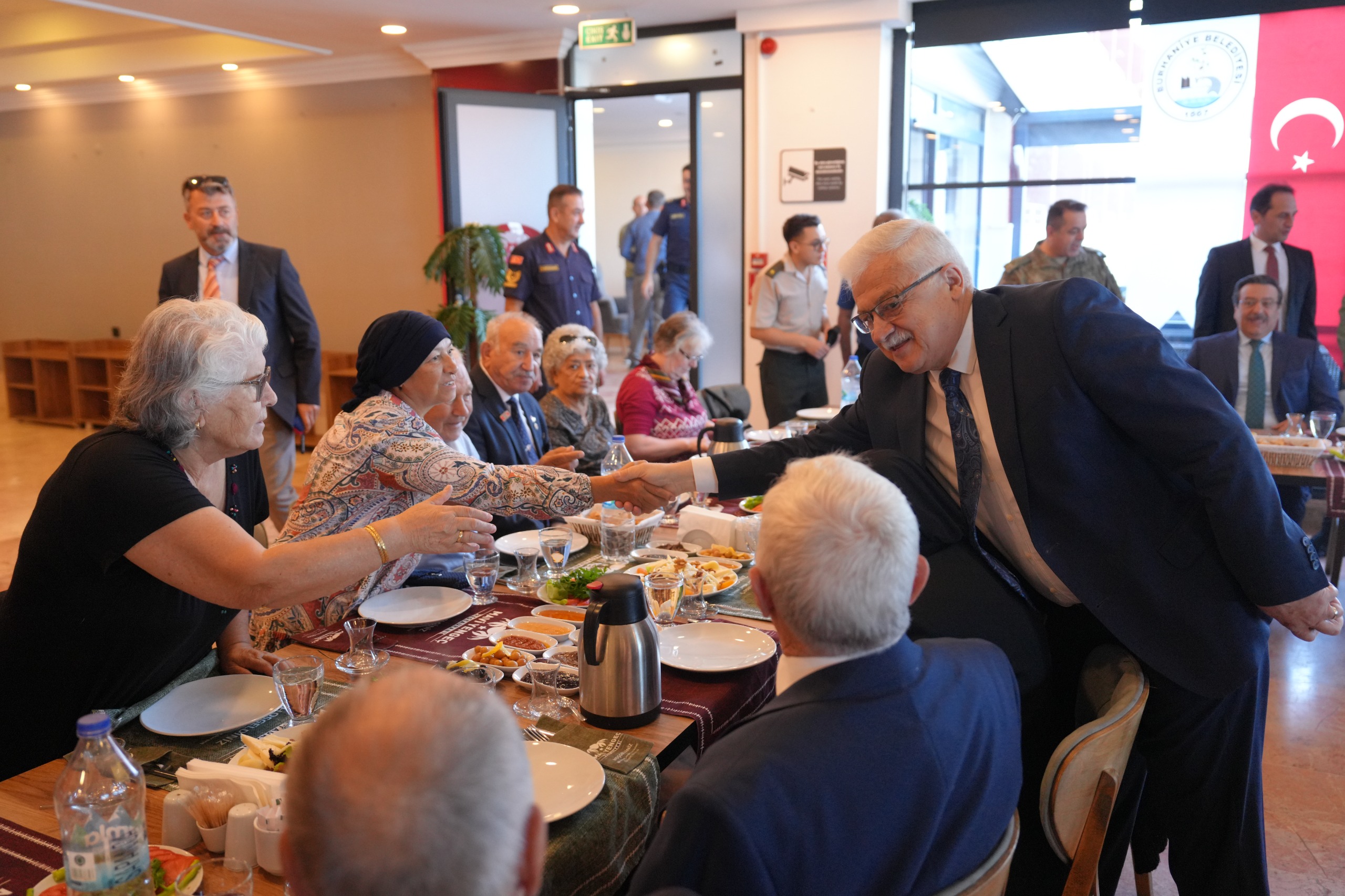 20 BURHANİYE BELEDİYESİ’NDEN GAZİLERE 19 EYLÜL KAHVALTISI