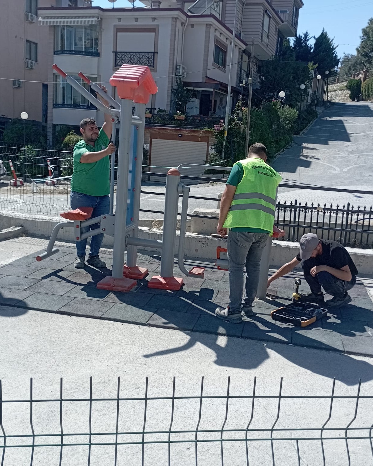 EDREMITTE-PARKLAR-YENILENIYOR-4 EDREMİT’TE PARKLAR YENİLENİYOR