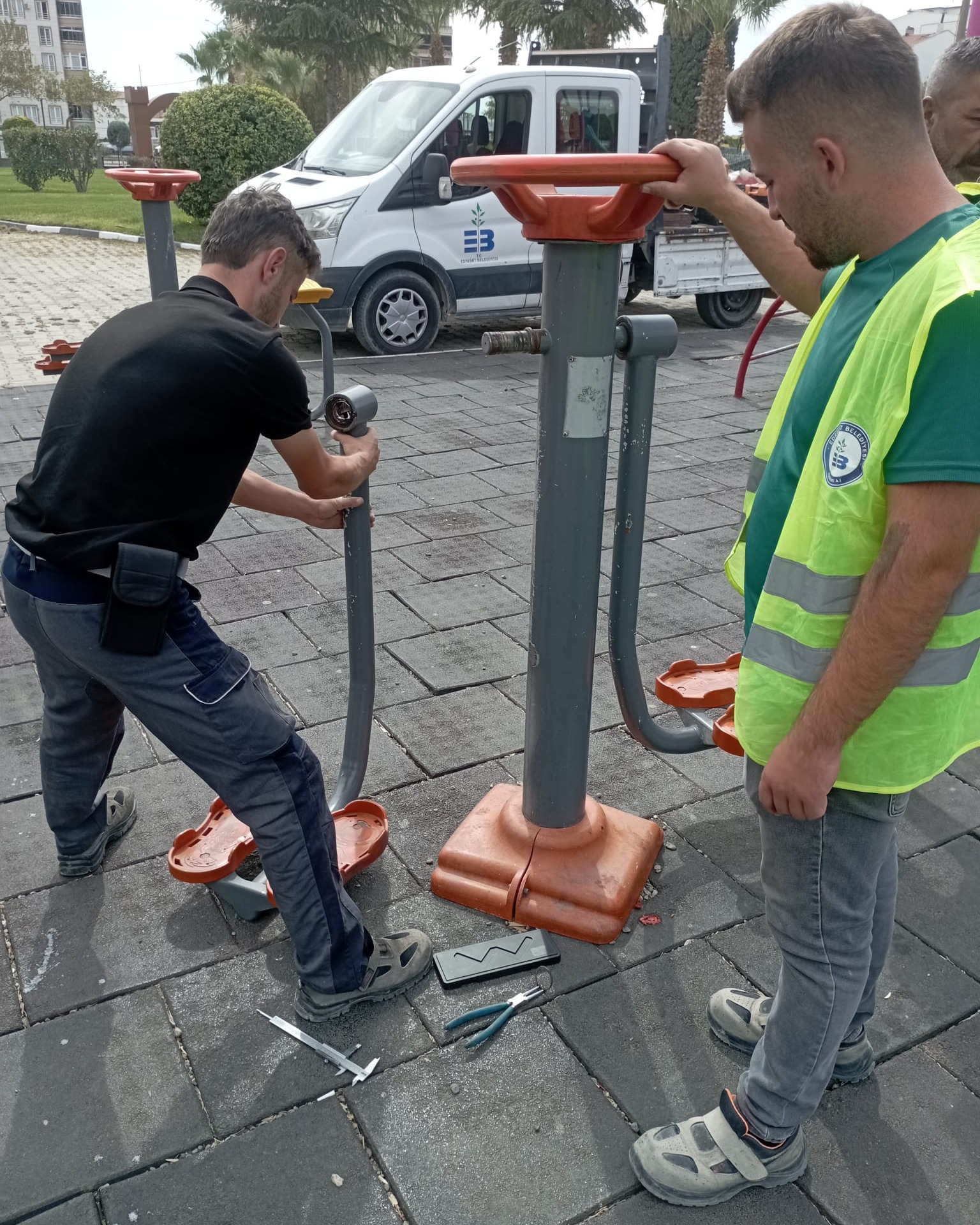 EDREMİT’TE PARKLAR YENİLENİYOR