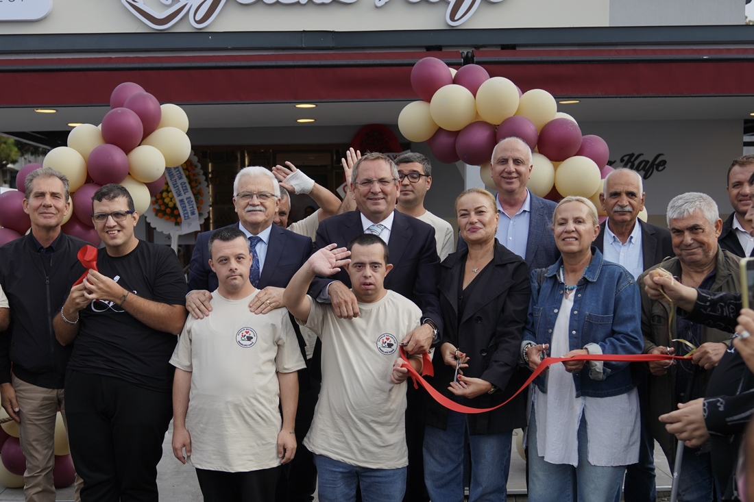Engelsiz-Kafe-Hizmete-Acildi-4 Ayvalık’ta İlk Engelsiz Kafe Hizmete Açıldı