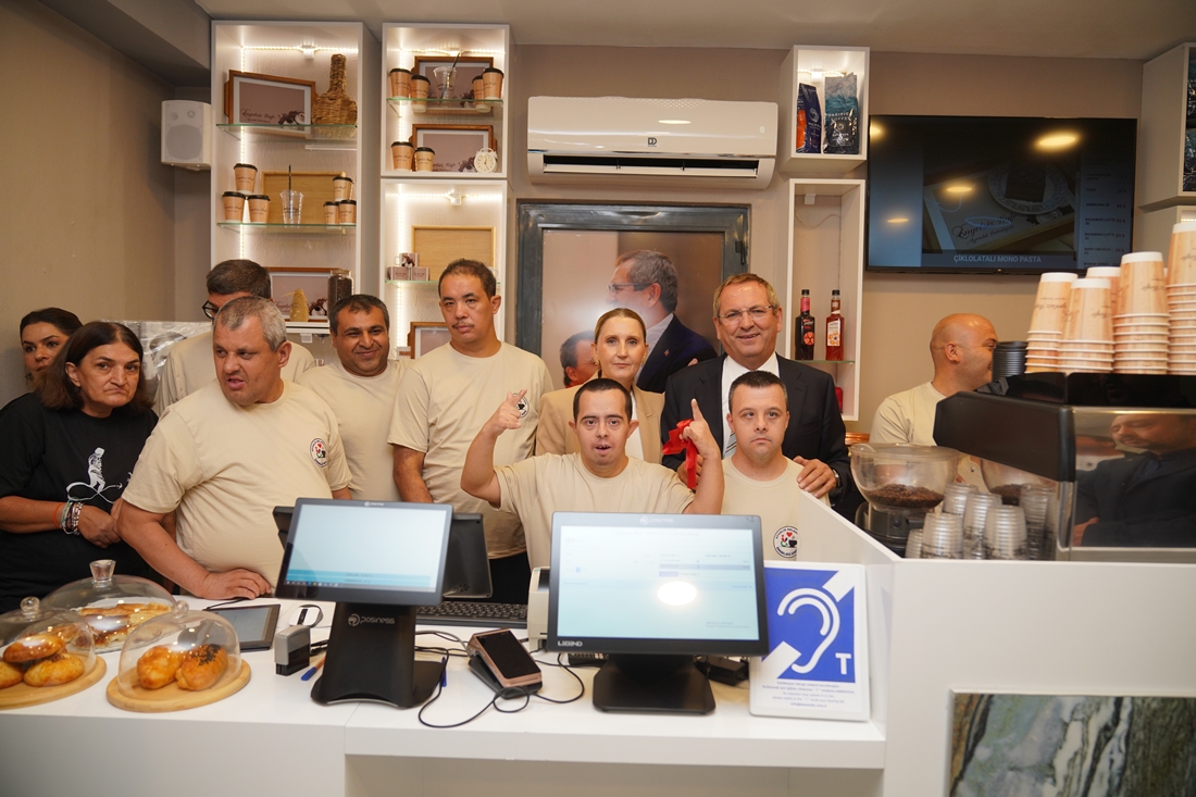 Engelsiz-Kafe-Hizmete-Acildi-5 Ayvalık’ta İlk Engelsiz Kafe Hizmete Açıldı