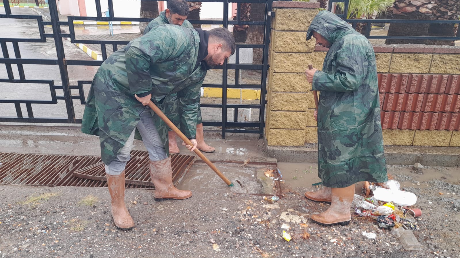04 KUZEY EGE’DE ETKİLİ OLAN YAĞIŞA AYVALIK BELEDİYESİ’NDEN ANINDA MÜDAHALE