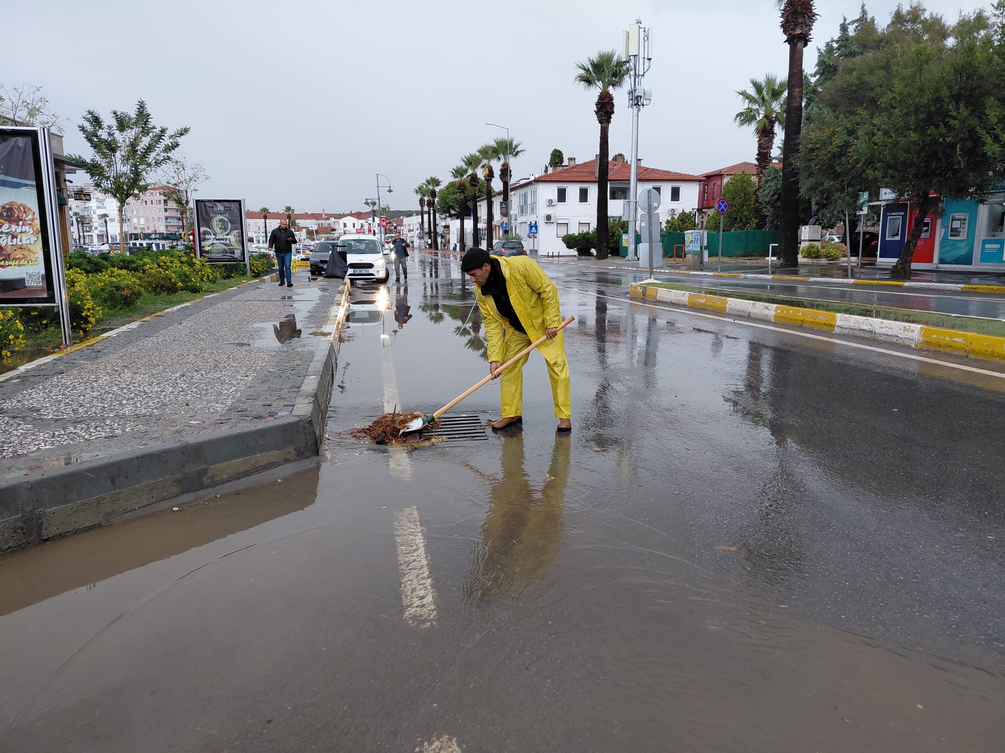 KUZEY EGE’DE ETKİLİ OLAN YAĞIŞA AYVALIK BELEDİYESİ’NDEN ANINDA MÜDAHALE