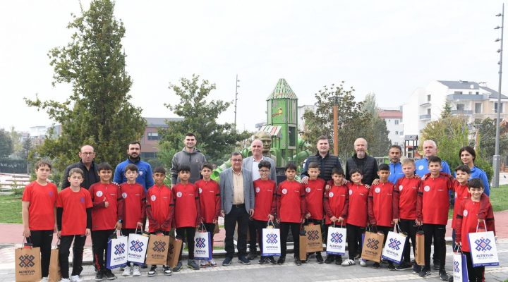 BAŞKAN HAKAN ŞEHİRLİ GELECEĞİN YILDIZLARINI AĞIRLADI