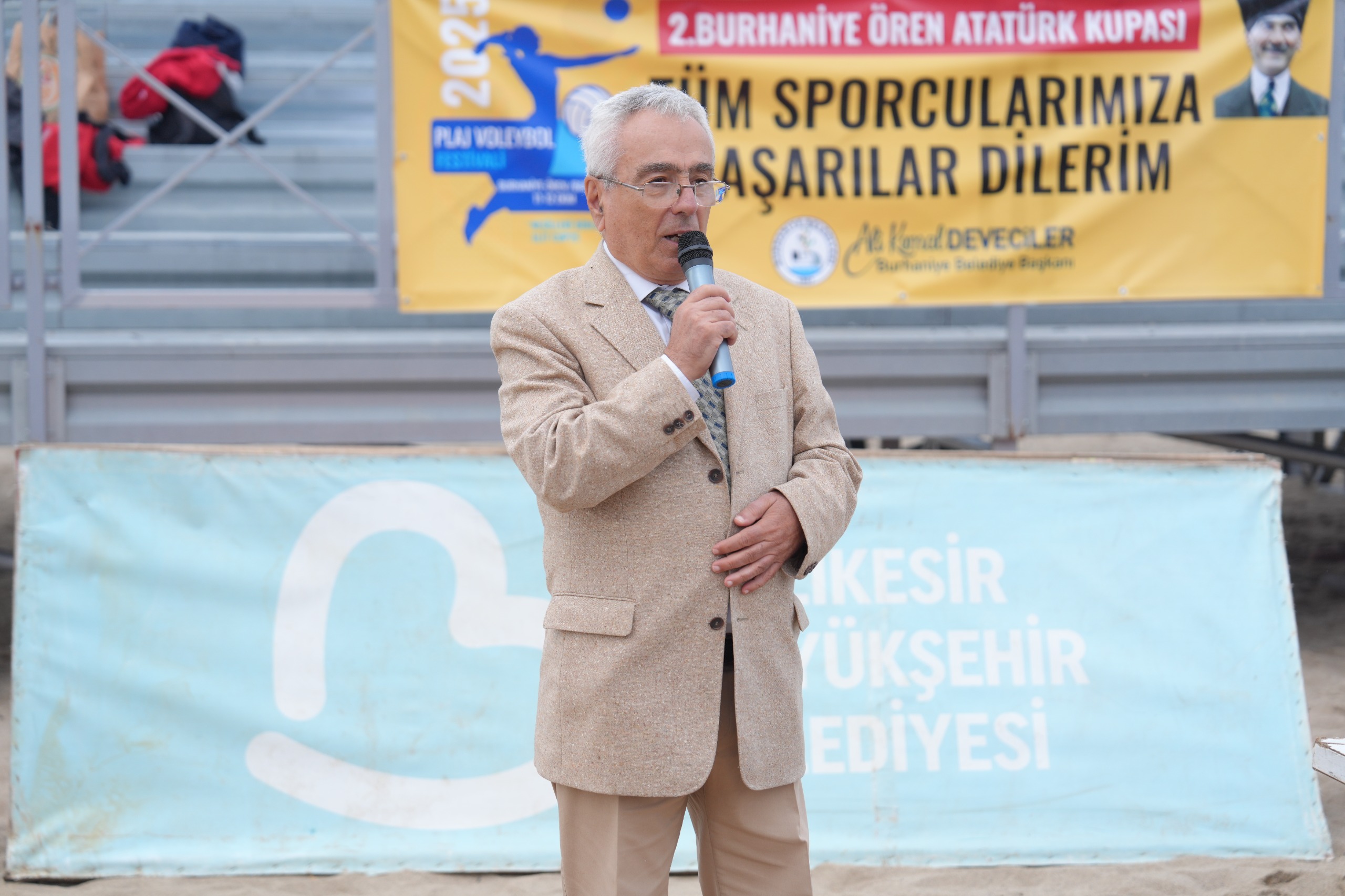 4 BURHANİYE’DE GELENEKSEL ÖREN ATATÜRK KUPASI PLAJ VOLEYBOLU TURNUVASI BAŞLADI