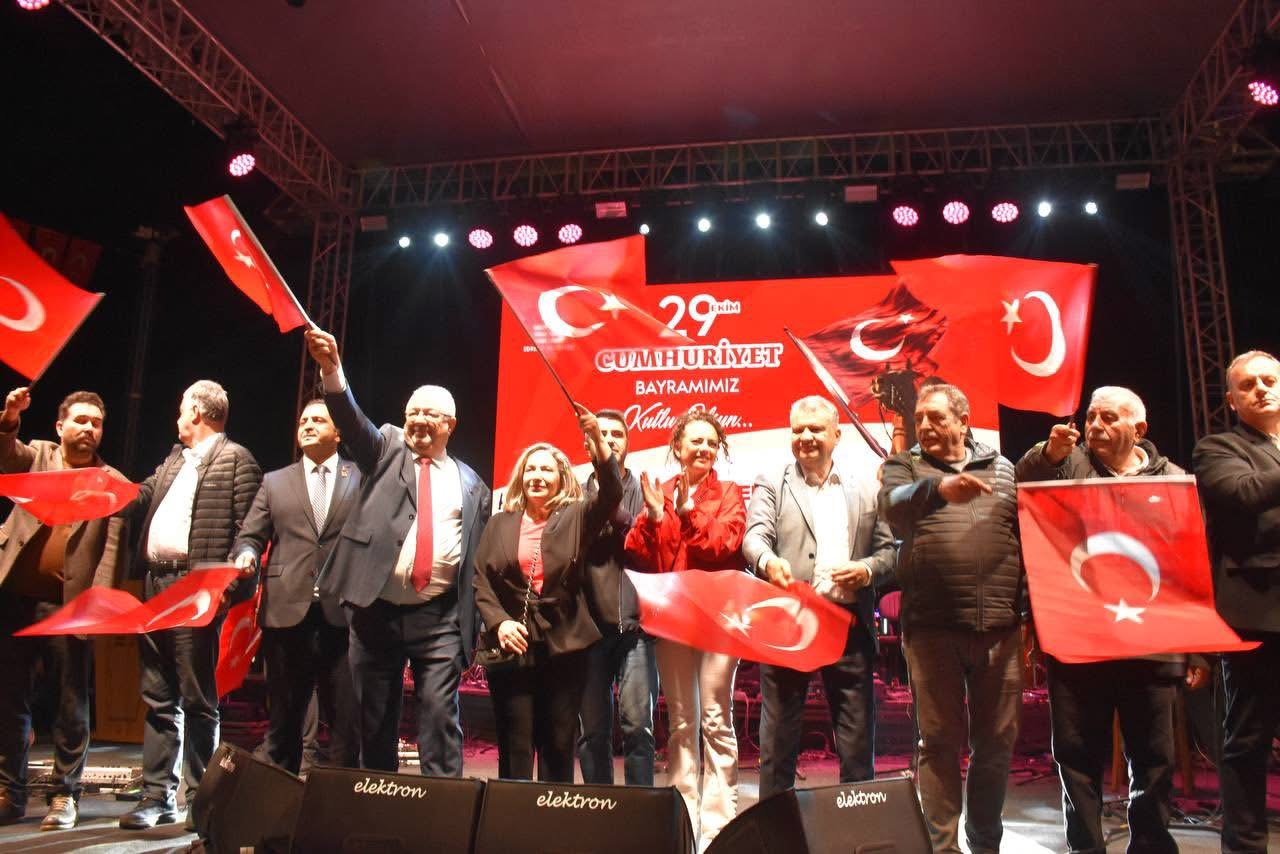 IMG_3173 Cumhuriyet’in 102. Yıldönümü Edremit’te coşkuyla kutlandı