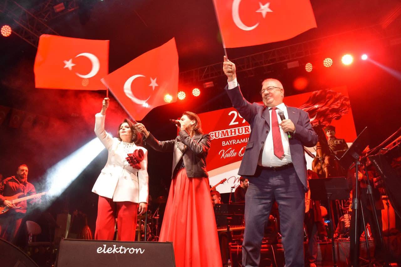 IMG_3176 Cumhuriyet’in 102. Yıldönümü Edremit’te coşkuyla kutlandı