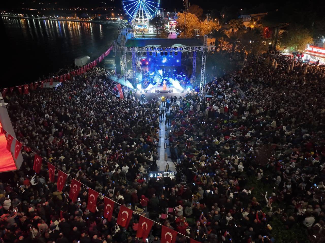 IMG_3179 Cumhuriyet’in 102. Yıldönümü Edremit’te coşkuyla kutlandı