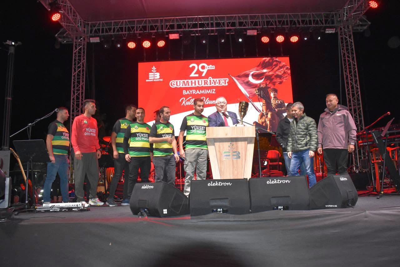 IMG_3180 Cumhuriyet’in 102. Yıldönümü Edremit’te coşkuyla kutlandı