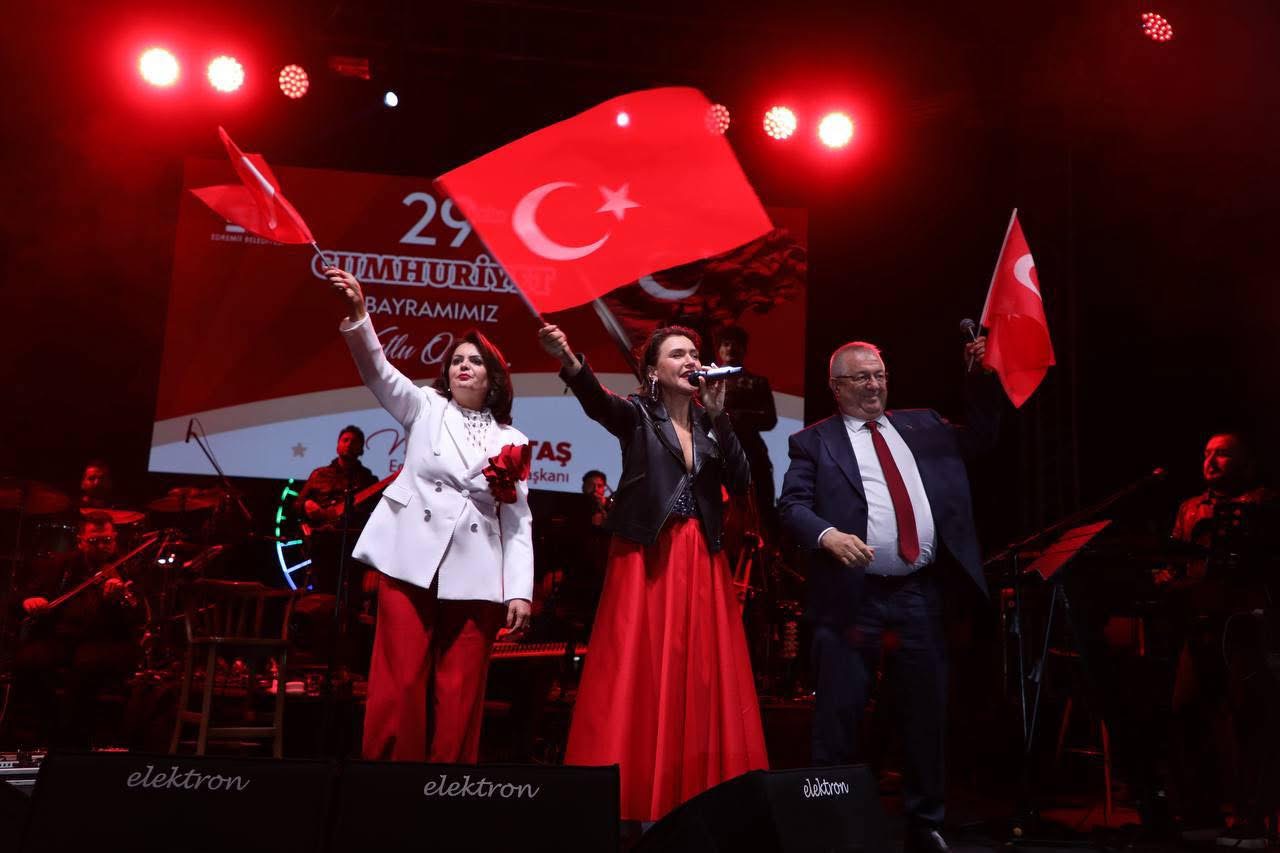 IMG_3183 Cumhuriyet’in 102. Yıldönümü Edremit’te coşkuyla kutlandı