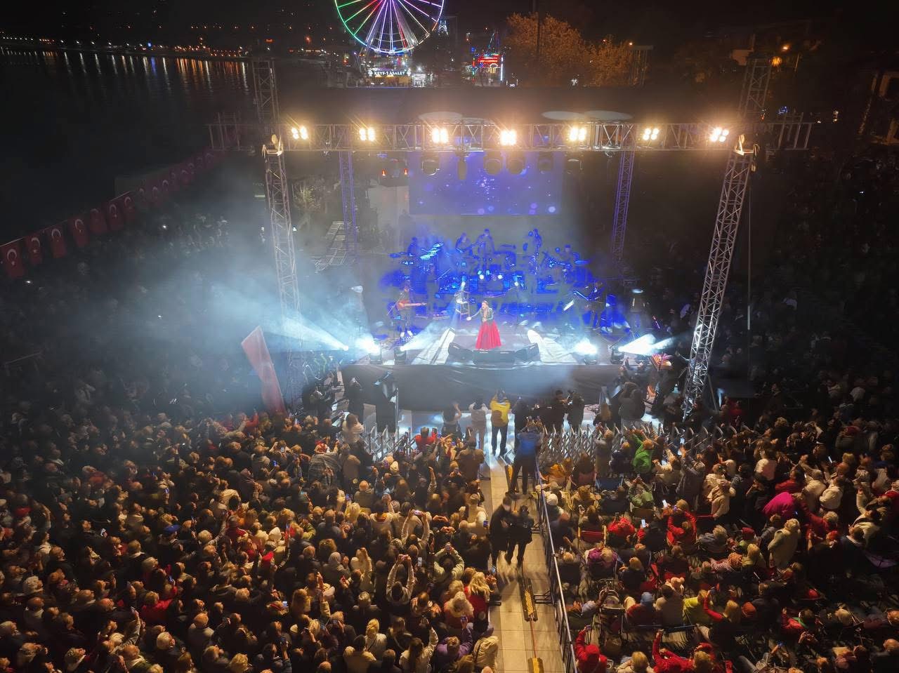 IMG_3185 Cumhuriyet’in 102. Yıldönümü Edremit’te coşkuyla kutlandı