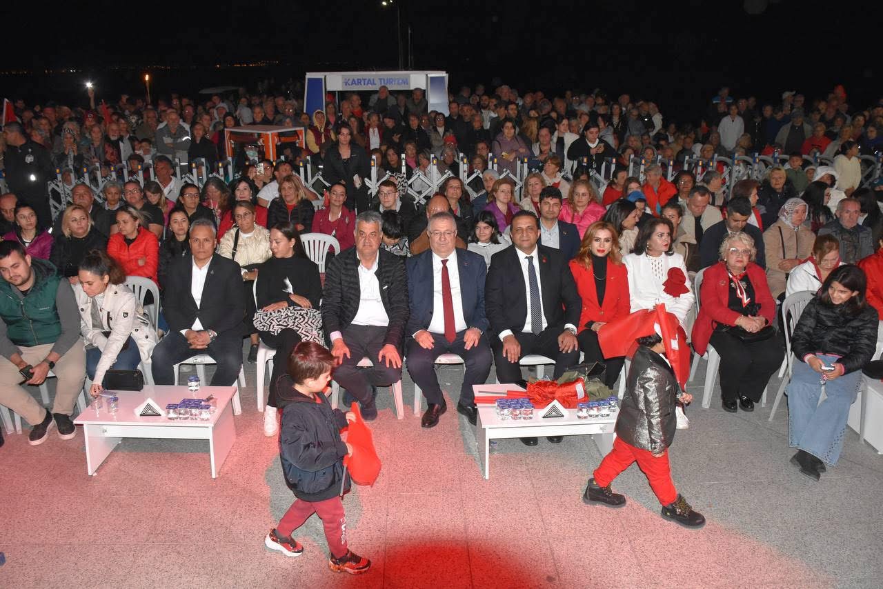 IMG_3188 Cumhuriyet’in 102. Yıldönümü Edremit’te coşkuyla kutlandı