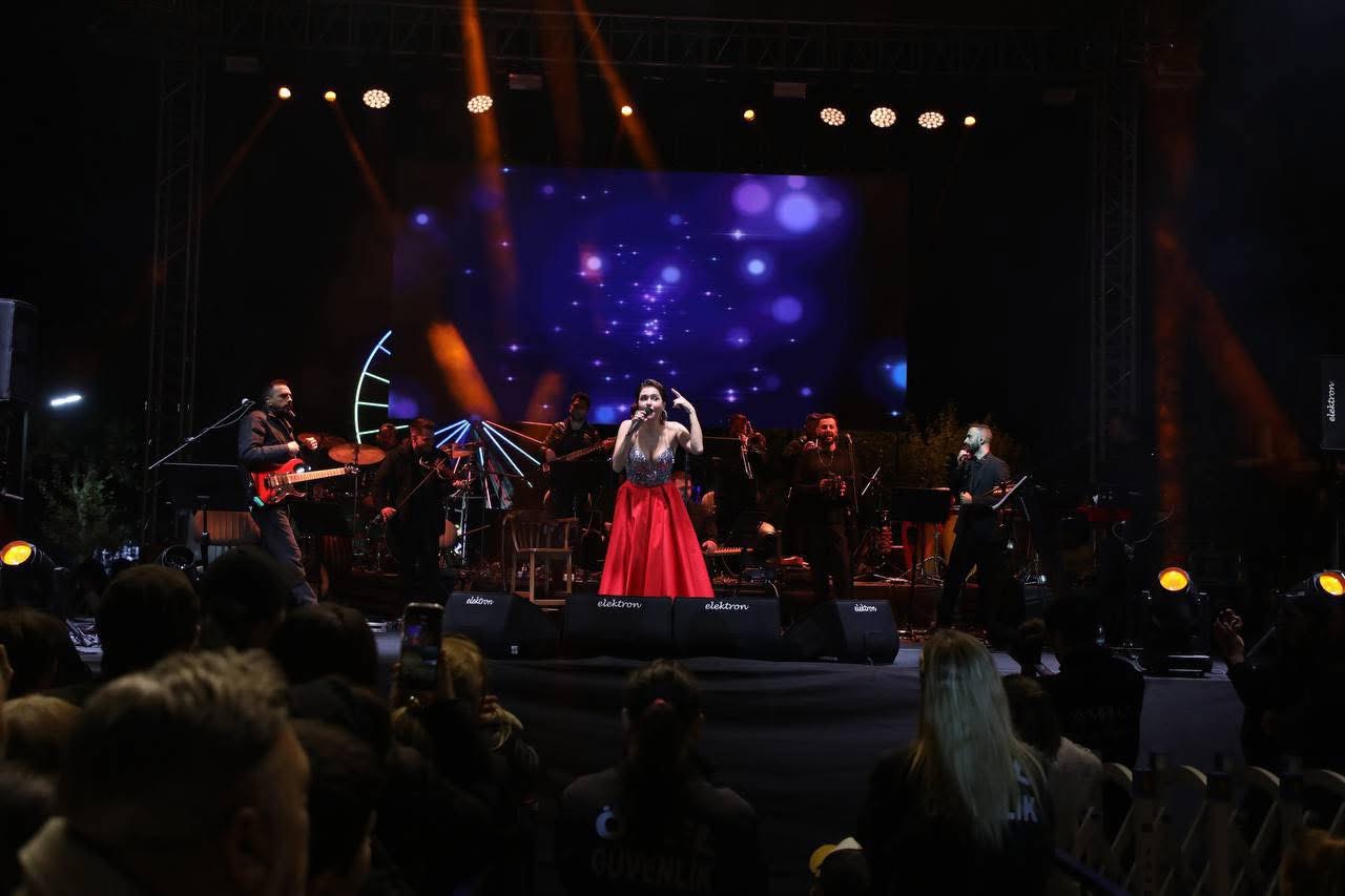 IMG_3191 Cumhuriyet’in 102. Yıldönümü Edremit’te coşkuyla kutlandı