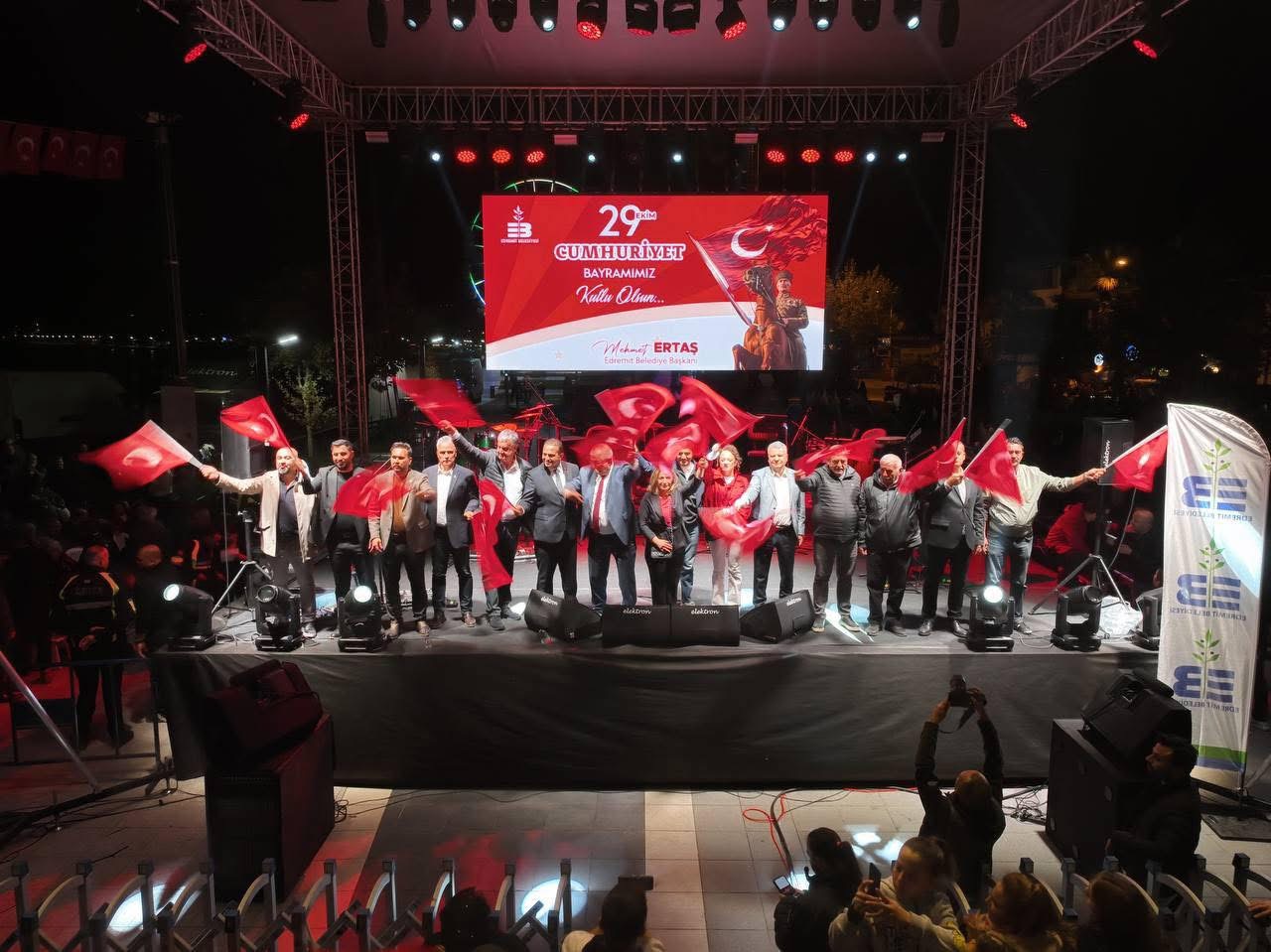 IMG_3195 Cumhuriyet’in 102. Yıldönümü Edremit’te coşkuyla kutlandı