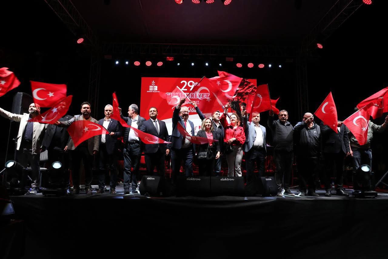 IMG_3197 Cumhuriyet’in 102. Yıldönümü Edremit’te coşkuyla kutlandı