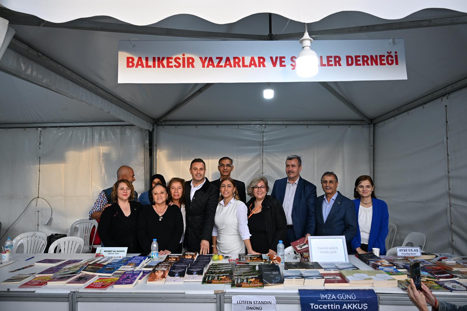 akin_1._balikesir_kitap_fuarimiz_turkiyeye_ornek_oldu_5 Akın, “1. Balıkesir Kitap Fuarımız Türkiye’ye örnek oldu”