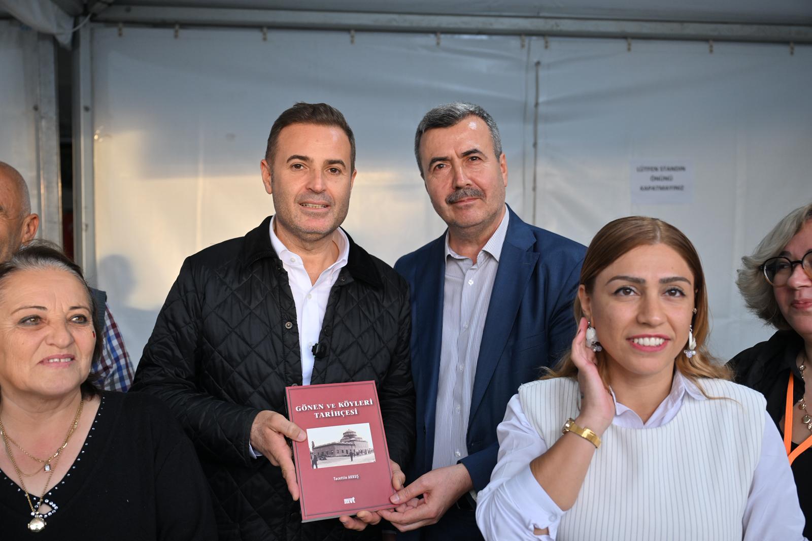 akin_1._balikesir_kitap_fuarimiz_turkiyeye_ornek_oldu_8 Akın, “1. Balıkesir Kitap Fuarımız Türkiye’ye örnek oldu”