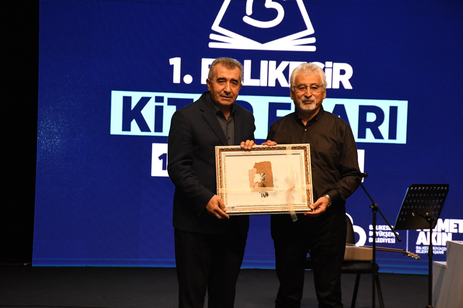 kitap_fuari_balikesire_imzasini_atti_12 Kitap Fuarı, Balıkesir’e imzasını attı