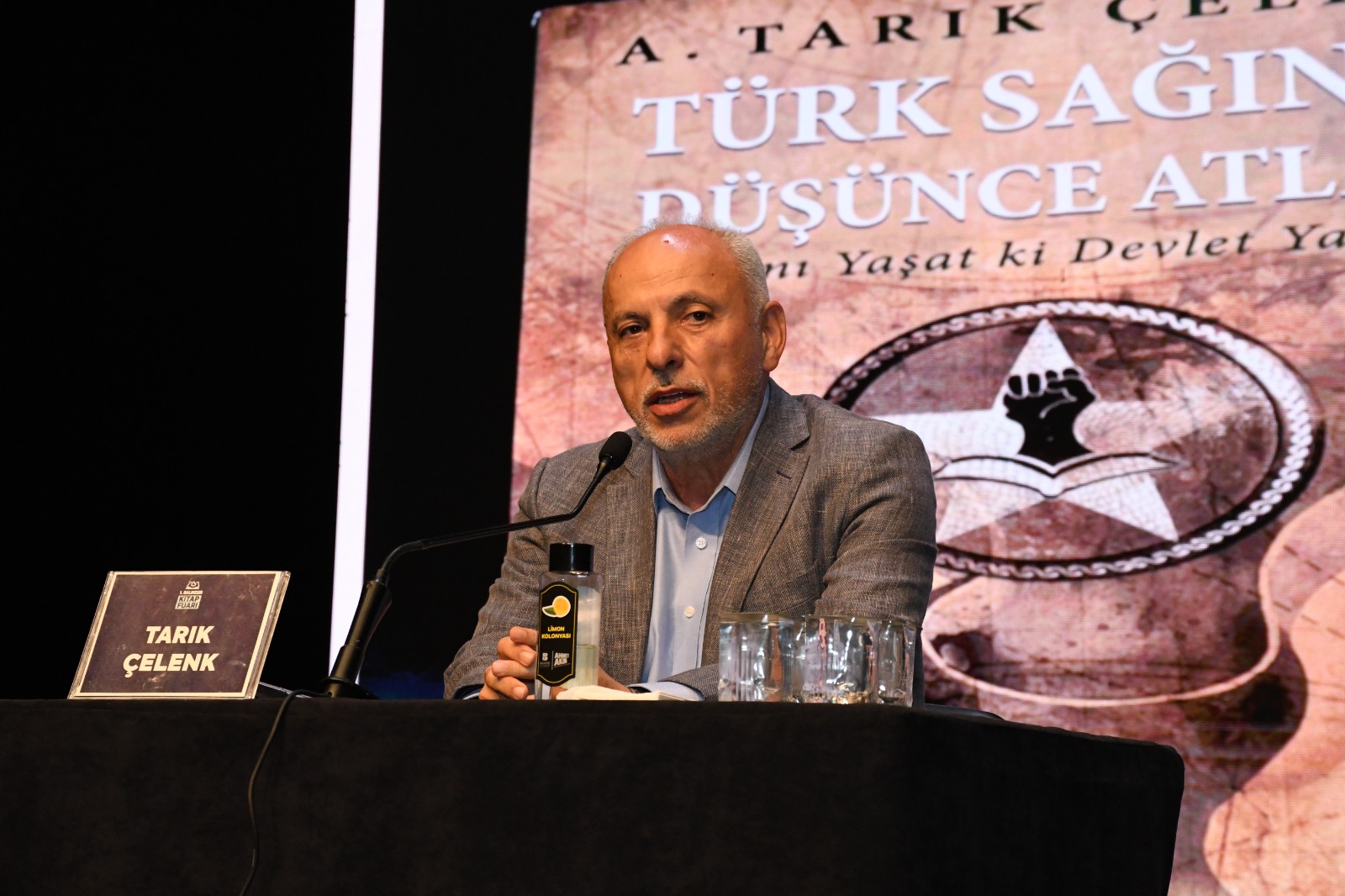 kitap_fuari_balikesire_imzasini_atti_3 Kitap Fuarı, Balıkesir’e imzasını attı