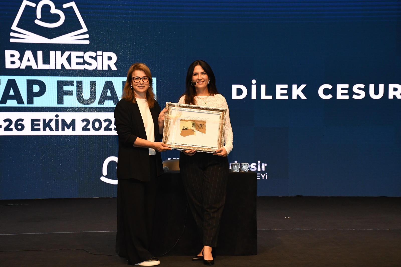 kitap_fuari_balikesire_imzasini_atti_4 Kitap Fuarı, Balıkesir’e imzasını attı