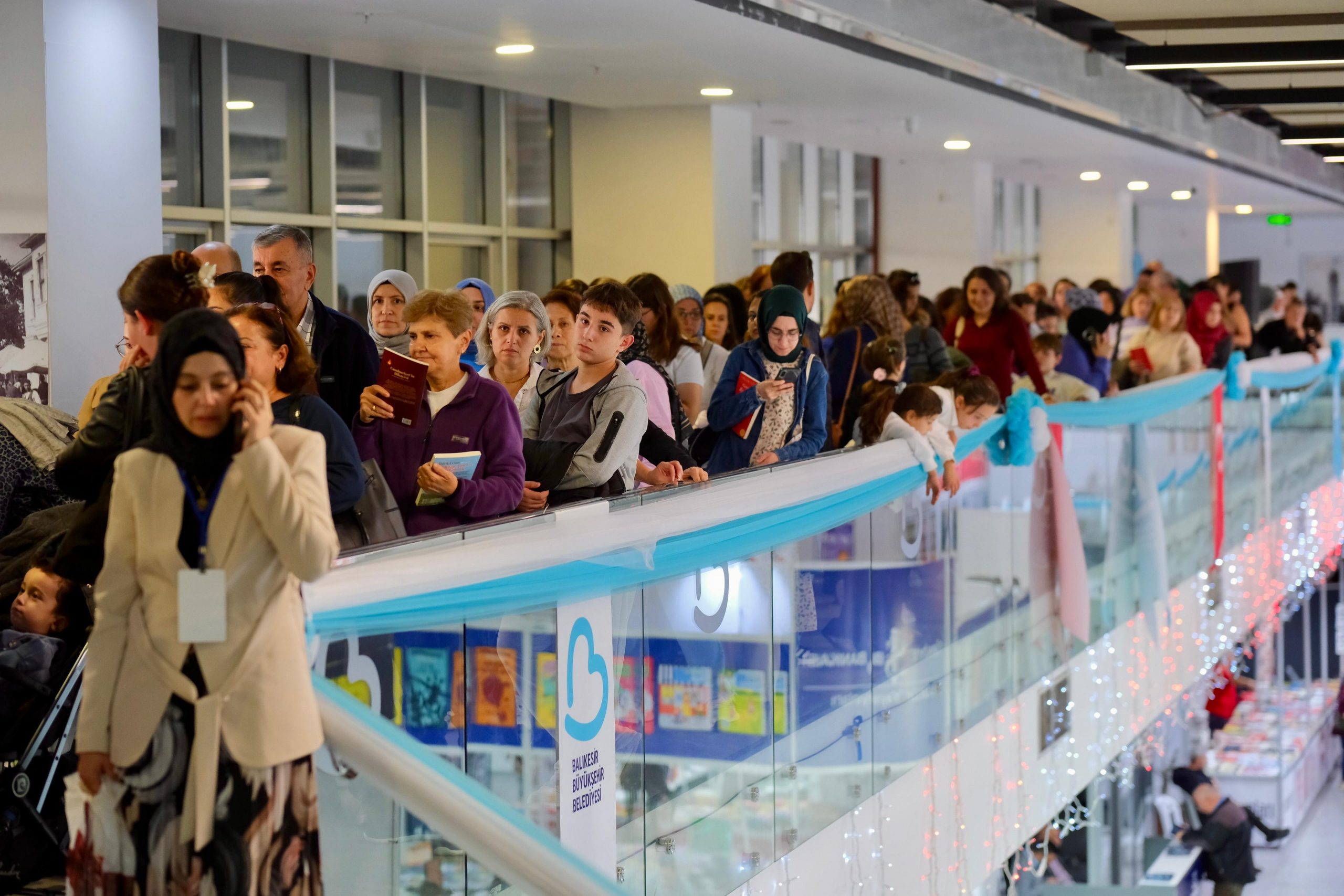 kitap_fuari_balikesire_imzasini_atti_6-scaled Kitap Fuarı, Balıkesir’e imzasını attı