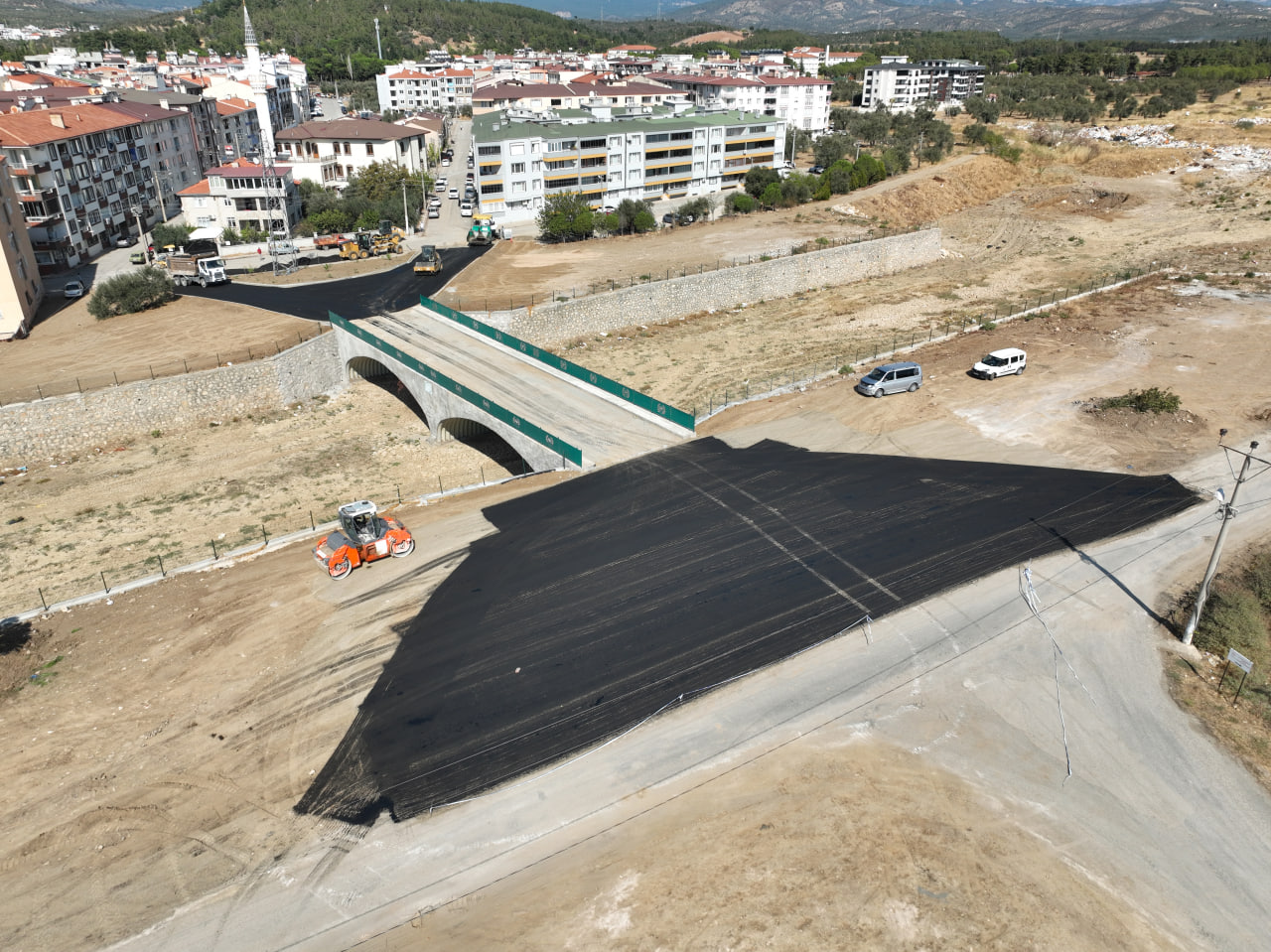 photo_2025-10-13_14-24-11 -	EDREMİT’TE YENİ KÖPRÜNÜN ÇEVRE DÜZENLEMESİ TAMAMLANIYOR