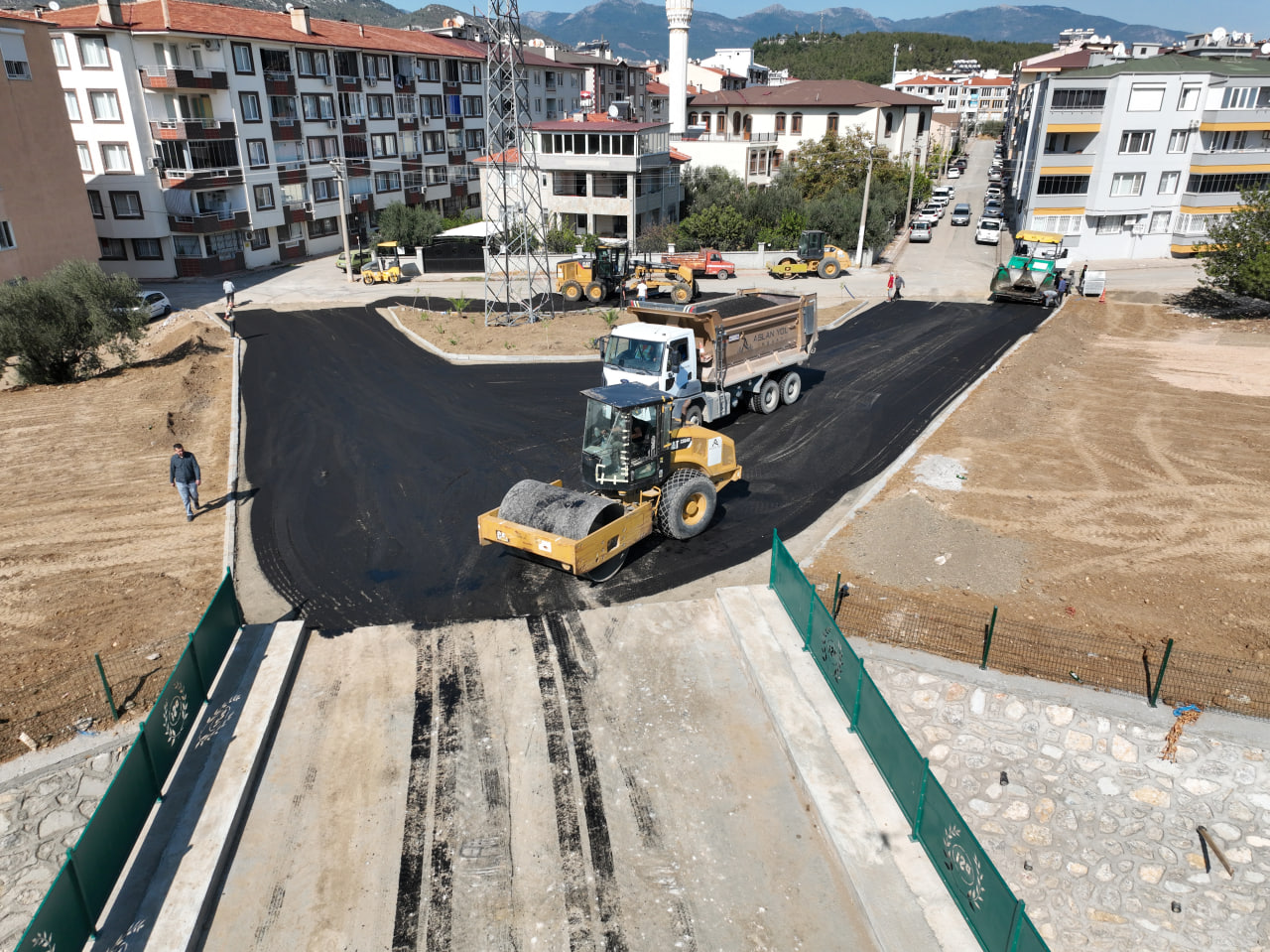 –	EDREMİT’TE YENİ KÖPRÜNÜN ÇEVRE DÜZENLEMESİ TAMAMLANIYOR