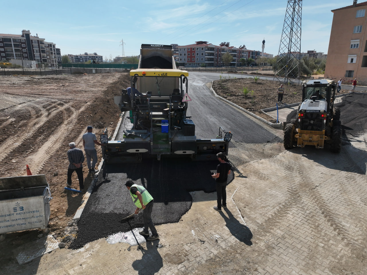 photo_2025-10-13_14-24-13-2 -	EDREMİT’TE YENİ KÖPRÜNÜN ÇEVRE DÜZENLEMESİ TAMAMLANIYOR
