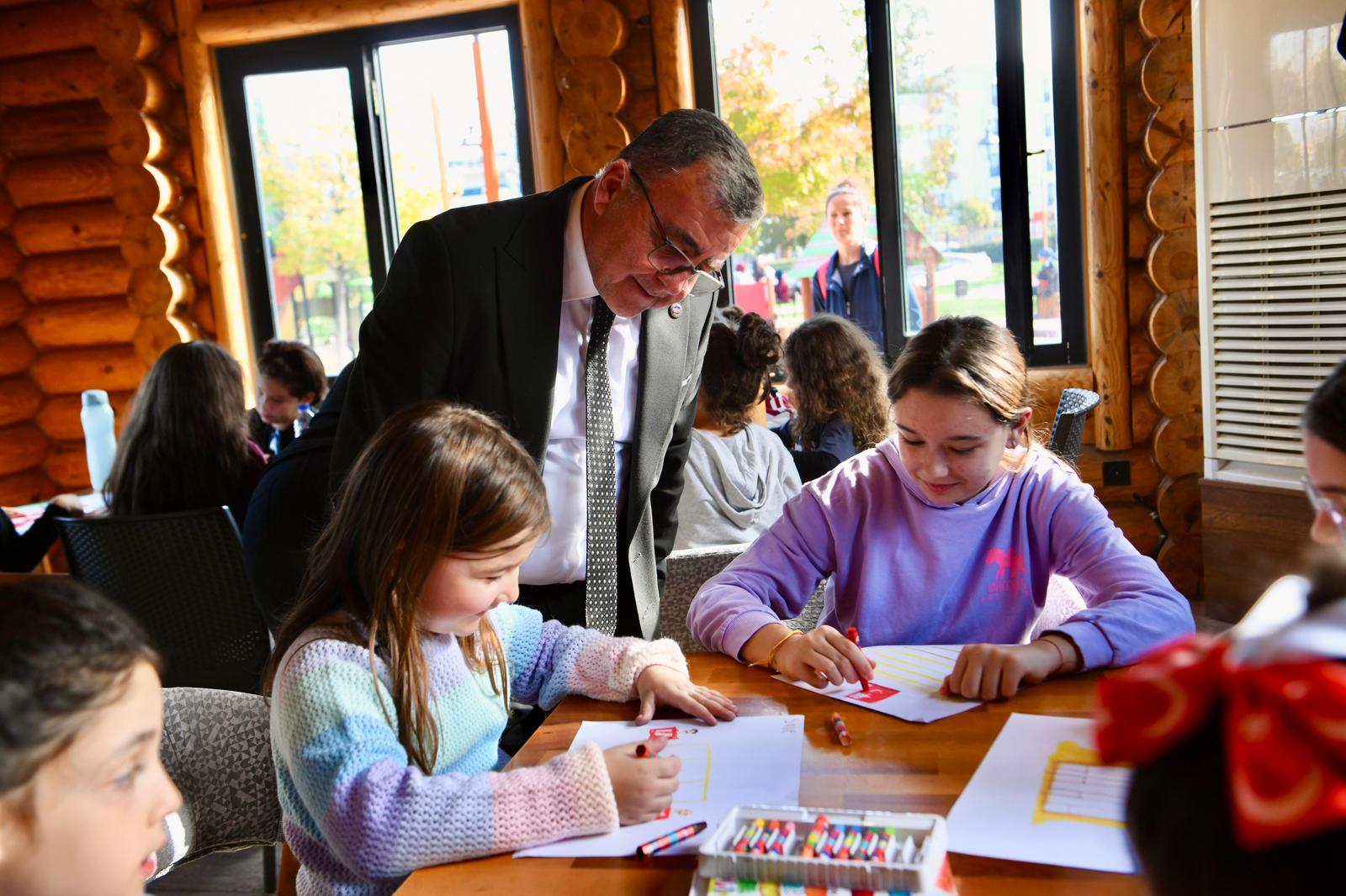 1-3-1 ÇOCUKLAR HAYALİNDEKİ ATATÜRK’Ü RESMETTİ