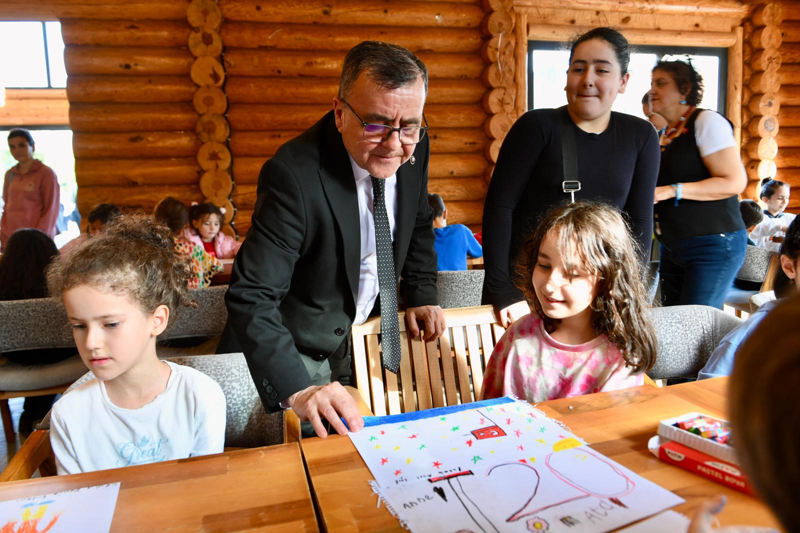 1-5-1 ÇOCUKLAR HAYALİNDEKİ ATATÜRK’Ü RESMETTİ