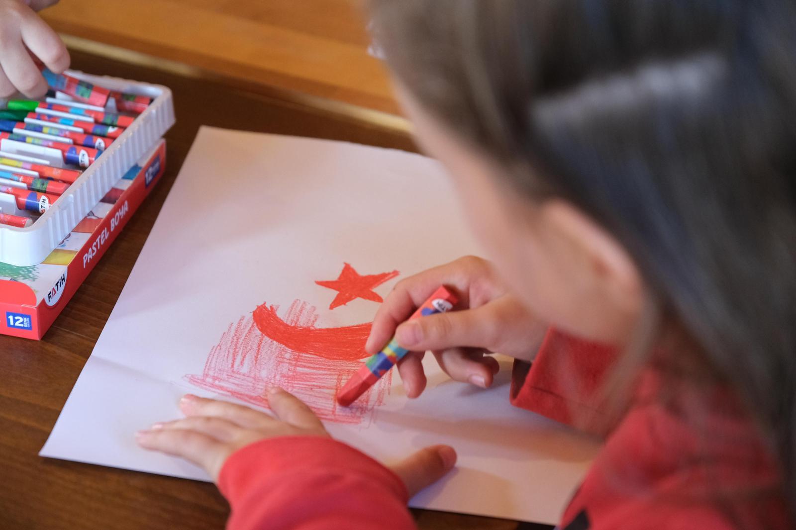 1-6-1 ÇOCUKLAR HAYALİNDEKİ ATATÜRK’Ü RESMETTİ