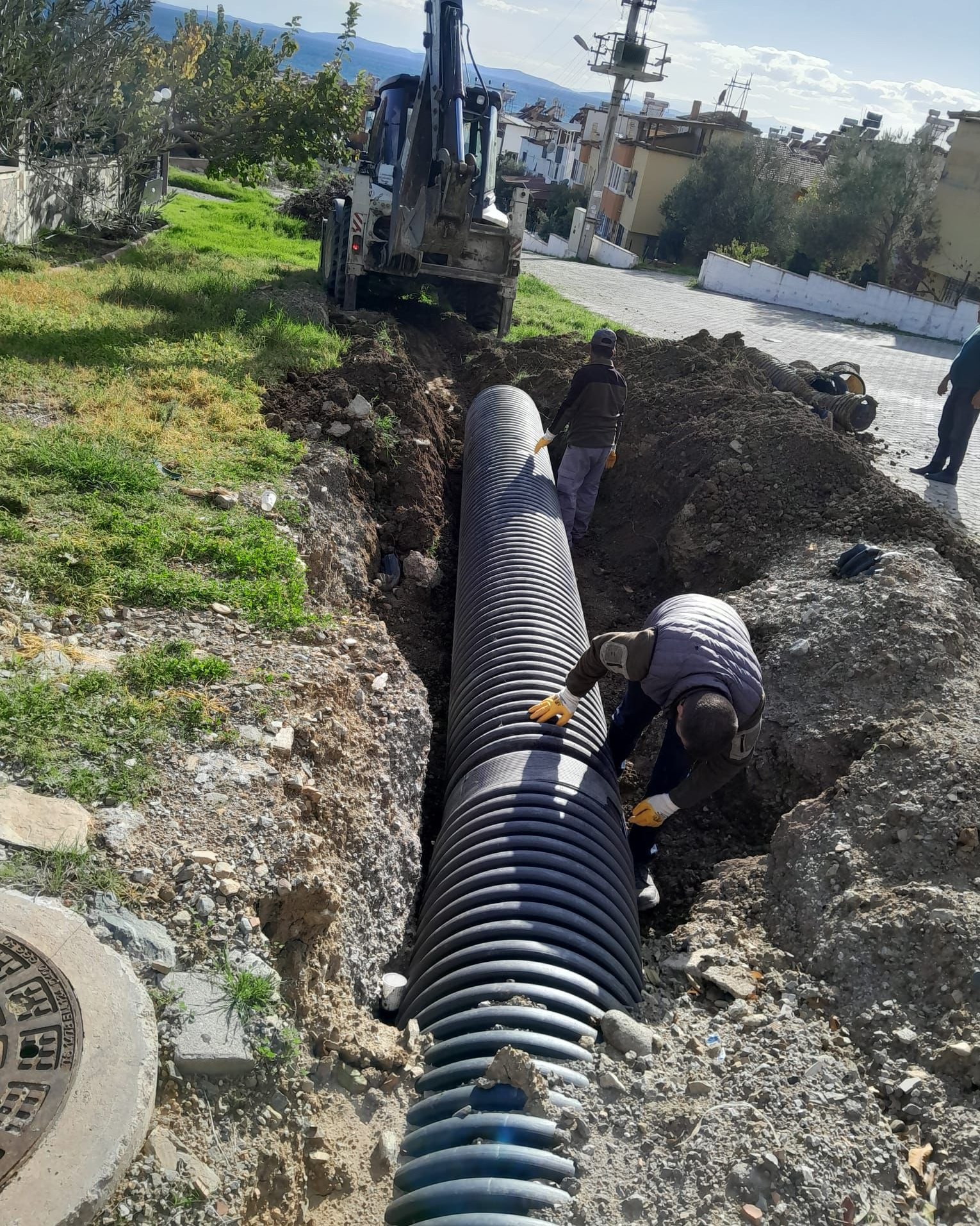 –	Edremit’te yağışlara karşı önlem: Narlı’da yağmur suyu hattı çalışmaları