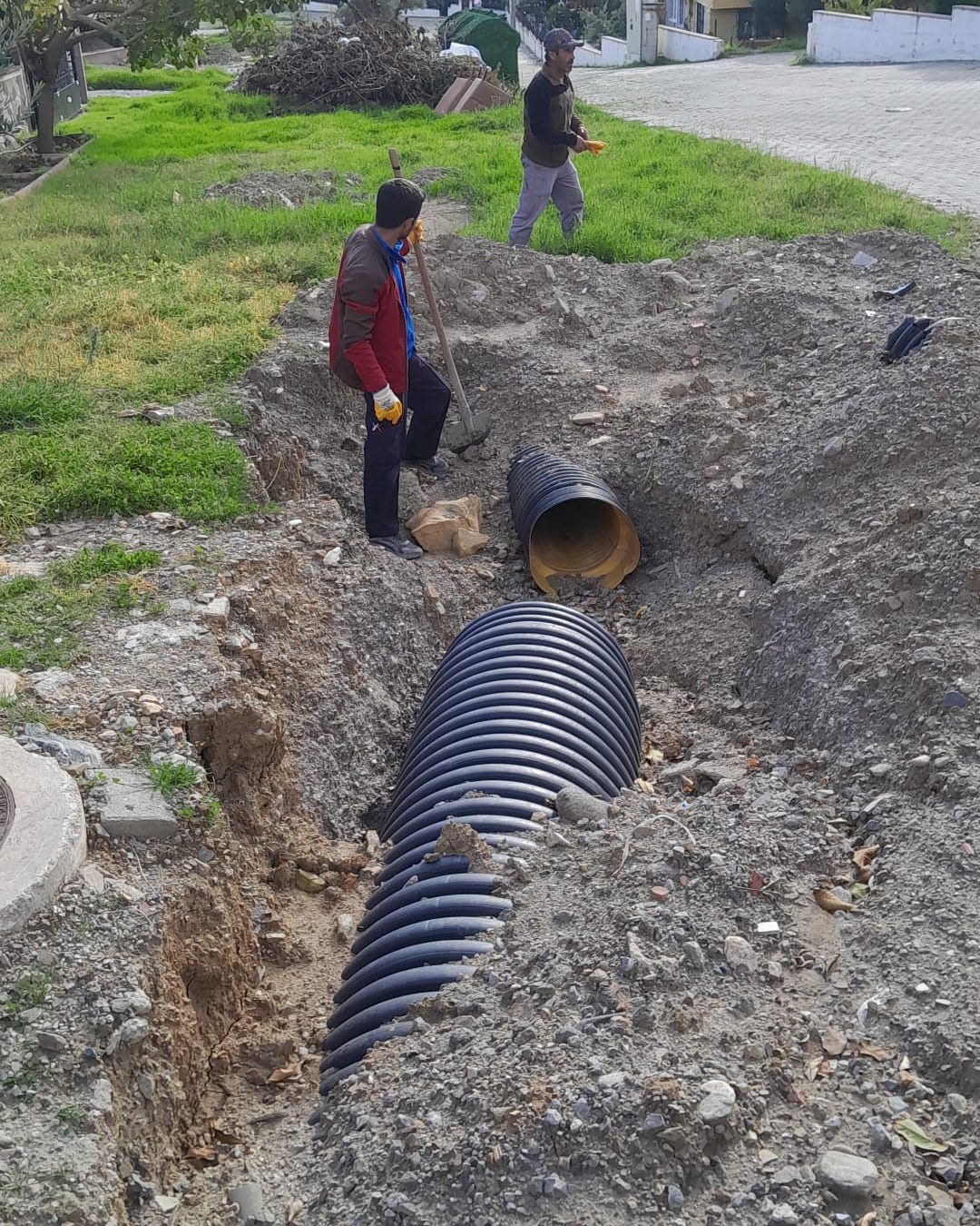 588596922_ -	Edremit’te yağışlara karşı önlem: Narlı’da yağmur suyu hattı çalışmaları