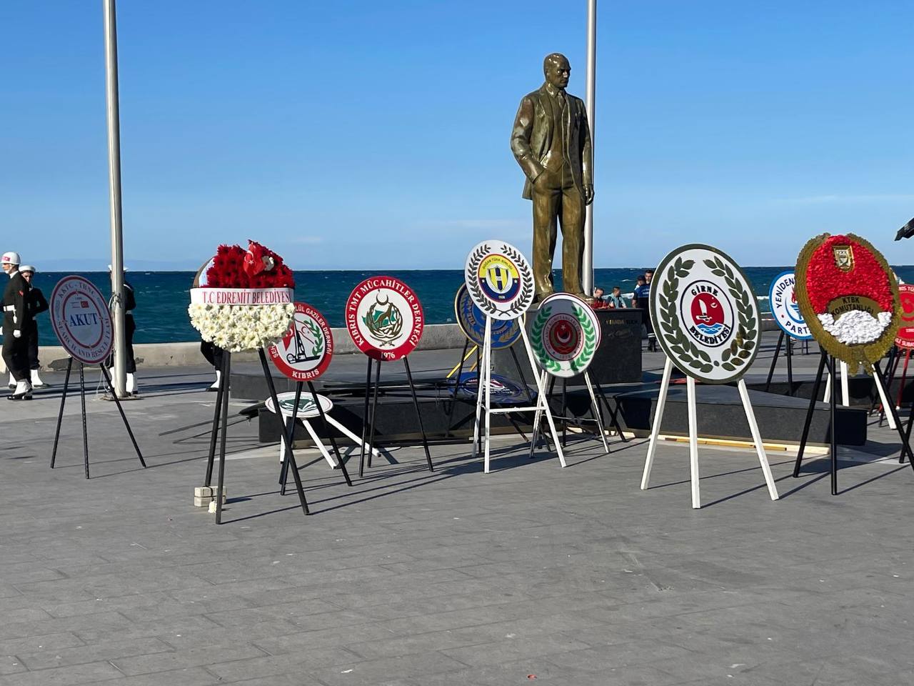 EDREMIT-HEYETI-KKTCNIN-42.-KURULUS-YILDONUMU-KUTLAMALARINA-KATILDI-1 EDREMİT HEYETİ KKTC'NİN 42. KURULUŞ YILDÖNÜMÜ KUTLAMALARINA KATILDI