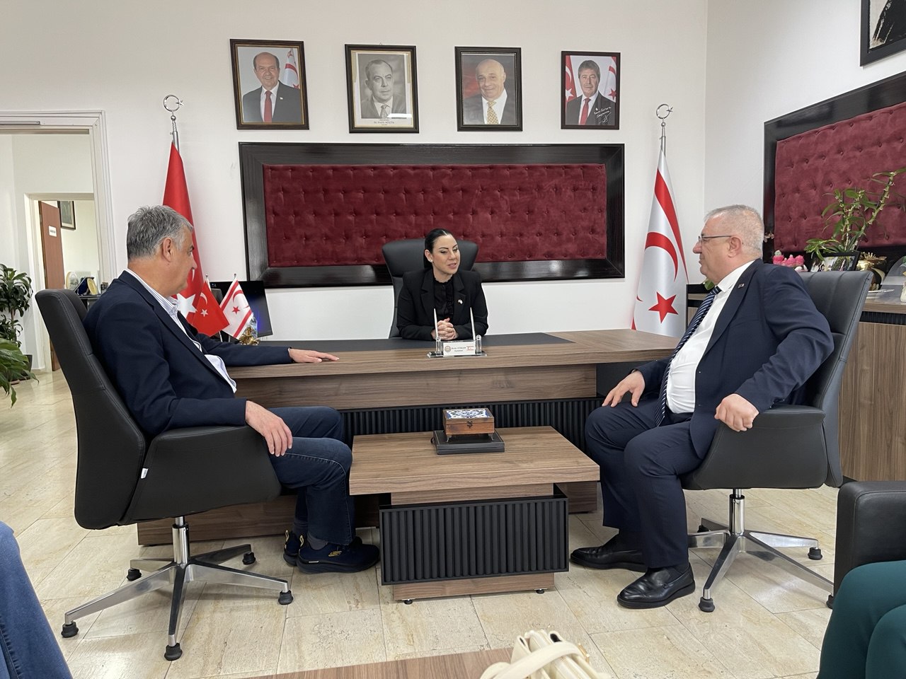 EDREMIT-HEYETI-KKTCNIN-42.-KURULUS-YILDONUMU-KUTLAMALARINA-KATILDI-4 EDREMİT HEYETİ KKTC'NİN 42. KURULUŞ YILDÖNÜMÜ KUTLAMALARINA KATILDI