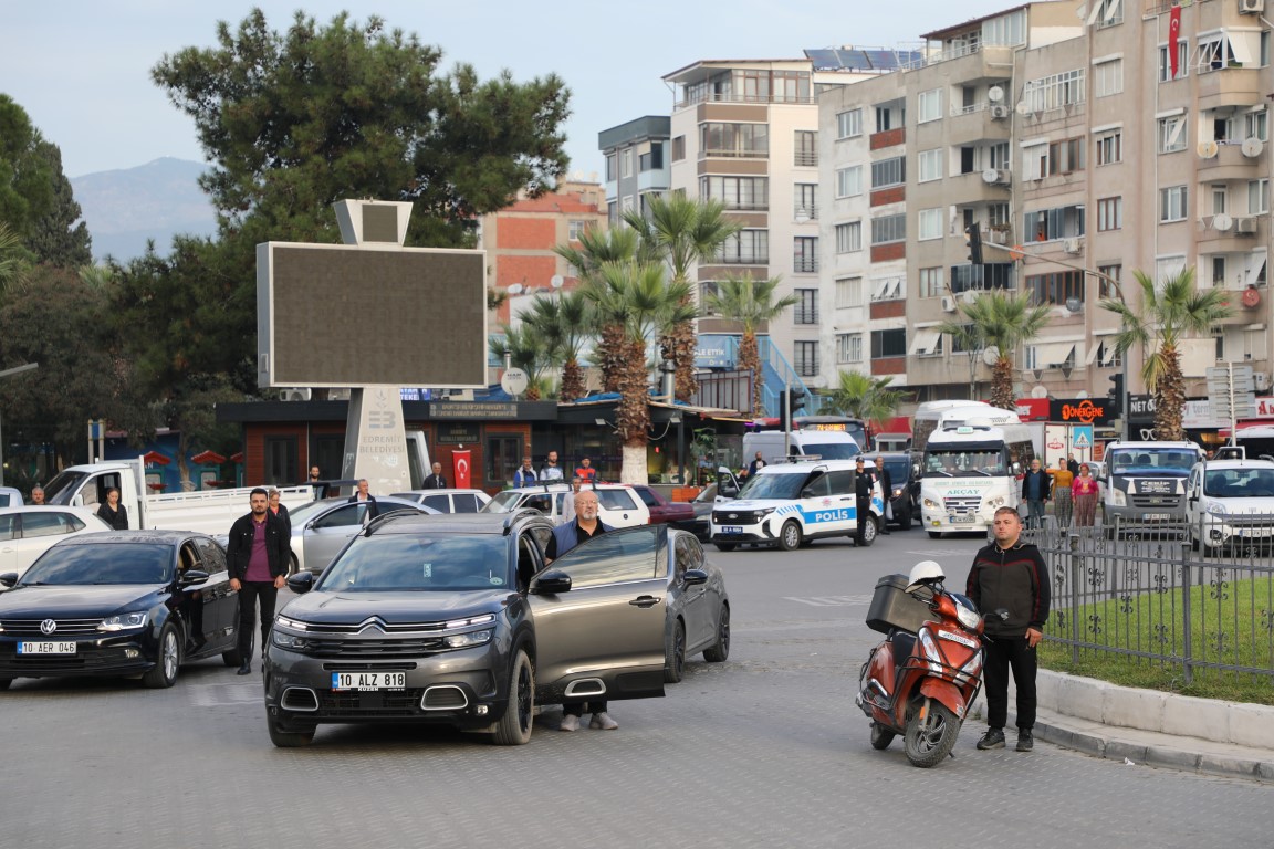 EDREMITTE-10-KASIMDA-HAYAT-DURDU-7 EDREMİT’TE 10 KASIM’DA HAYAT DURDU