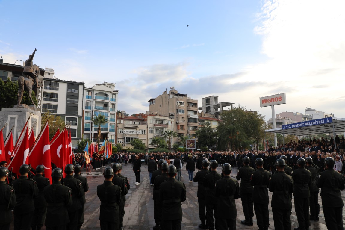 EDREMITTE-10-KASIMDA-HAYAT-DURDU-9 EDREMİT’TE 10 KASIM’DA HAYAT DURDU